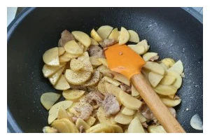 素食美味，素炒松蘑土豆片（健康口感佳，秘制调料引爆味蕾，营养丰富，快速简单的烹饪方法）