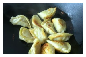特色煎饺的制作方法（传统美味，轻松上手的煎饺制作技巧）