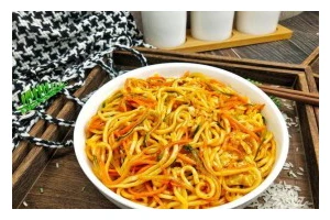 素菜鸡蛋炒面的做法（简单易学，营养美味，健康生活）