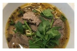 胭脂萝卜牛肉汤的做法（一道滋补又美味的汤菜）