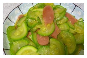 以西葫芦腊肠小炒为主题的美食探秘（美味可口的西葫芦腊肠小炒制作方法大揭秘）