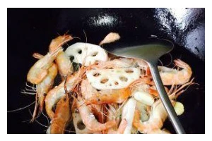 清爽美味，蒜香莲藕虾的做法（莲藕清香，虾肉鲜美，口感丰富）