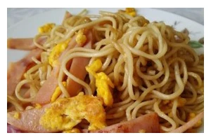 美味易做的以什锦火腿蛋炒面（家常便饭，快速上桌；做法详解，味道鲜美）