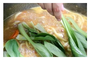 日式咖喱乌冬面的制作方法（做出香浓的日式咖喱乌冬面）