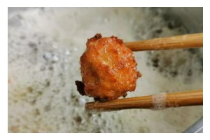 油炸小肉丸的制作方法（做出美味的鲜嫩小肉丸，让你爱不释口！）