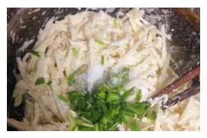 香煎土豆丝的做法（手把手教你做出香酥可口的土豆丝）