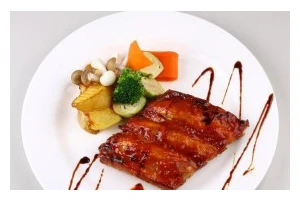 轻松烤出美味火鸡腿——以蔬菜烤火鸡腿做法（用新鲜蔬菜搭配烤制，让火鸡腿更加美味健康）