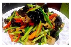 香菇木耳炒芹菜的家常做法（健康美味的素食选择）