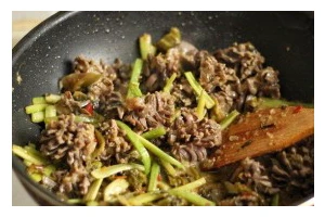 美味佳肴——以西芹炒鸭胗（重口味美食，多滋多味的烹饪体验）