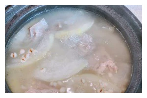 薏米排骨汤，带你温暖身心（营养滋补，家常美味）