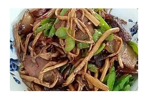 茶树菇烧腊肉，让你的口感更佳（用茶树菇制作的美味烧腊，减少脂肪，增加口感）