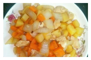 健康美味，土豆胡萝卜烧鸡丁（简单易学，家庭厨艺不可缺少的一道佳肴）