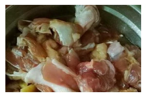 柚子酱炒鸭子的做法（烹调出口感鲜嫩多汁的美味鸭肉，以柚子酱增添独特风味）