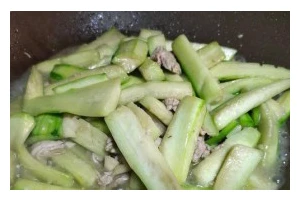 水瓜炒肉片，家常美味！（香甜清爽，汁水十足！）