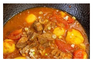 家常美食（营养丰富，味道浓郁的家常菜，主要材料是牛肉、西红柿和土豆。）