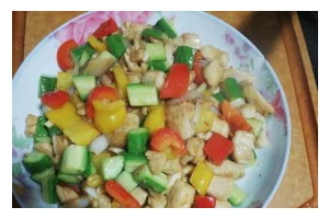 五彩鸡胸肉的创意美食做法（以鲜明色彩打造视觉盛宴，）