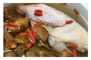 重庆特色美食——松茸炖鸽子汤（一道传统养生佳肴，营养丰富的健康菜肴）