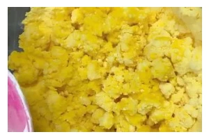 手工自制香甜玉米露（用新鲜玉米和糖水做的美味佳饮）