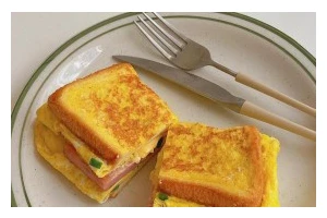 午餐肉煎蛋黄，美味又简单（用午餐肉提升蛋黄的口感，让你的早餐更加美味）
