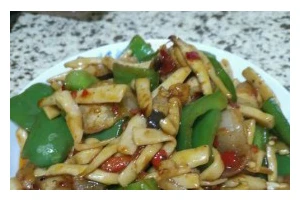 美味健康的杏鲍菇炒青椒（用新鲜杏鲍菇炒出口感细腻的青椒，健康美味又营养）