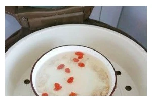 家常美食，香菇鸡蛋肉饼汤（口感鲜美，健康营养，营造舒适的家庭氛围）