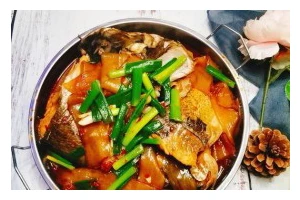 双椒蒸鲢鱼头，美味解馋不可错过！（家庭小炒手必备菜肴，用好食材烹制健康鲜美的鱼头菜谱）