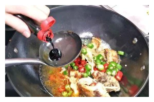铸铁锅烧鱼，日本味道的美食盛宴（以铸铁锅为基础，打造日本风味的烧鱼绝妙好滋味）