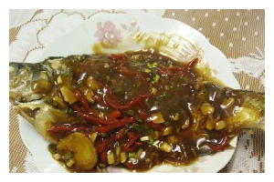 用洋葱烧扁鱼的美味做法（如何用洋葱为主料，制作一道美味的扁鱼佳肴）
