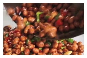 咸香炸花生米的制作方法（如何制作出香脆可口的炸花生米）