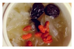 银耳红枣枸杞羹的制作方法（营养丰富，滋润身体；经济实惠，容易操作）