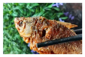 如何制作酥炸鲫鱼？（美味可口的家常美食，一次学会！）