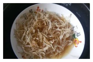 一口香酥蒸小鱼干（如何制作美味可口的蒸小鱼干）