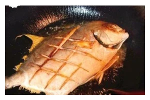 油焖鲳鱼的做法（南方特色菜肴，健康美味的佳肴）