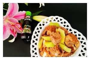 莴笋烧排骨——营养美味的家常菜（以莴笋为主料，烧制香糯的排骨佳肴）