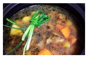 砂锅春笋炖牛肉（一道营养美味的家常菜）
