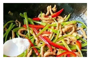 家常美食（简单易学，营养丰富的下厨必备菜肴，香干青椒炒肉丝做法详解）