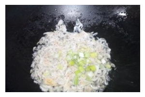 美味又健康的虾皮炒丝瓜（轻松学会烹饪，以健康为主）