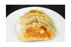 独家秘制扇贝三鲜韭菜盒子，美味又营养！（口感丰富、香气扑鼻，家常菜必备之佳品！）