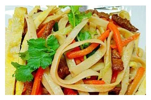 美食之旅（以鲜美蒜苗和鸭肉搭配的炒面，让你品尝美食的同时感受浓浓乡愁）