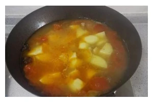 美食之间，一碗以西红柿土豆咸笋汤（色香味俱佳，健康美味之选）