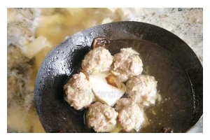 酸辣生汆肉丸汤的做法（家庭简易版/清热解暑/开胃美食/肉丸Q弹汤鲜/中药调味/四川特色）