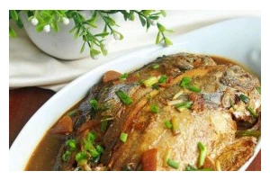糖醋鲳鱼的制作方法（传统美食在家做起，糖醋口感美味好吃）
