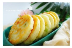 手把手教你做香葱油饼（原汁原味的家常美食，快来尝尝吧！）