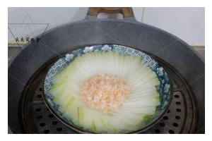 清爽低脂的冬瓜蒸肉丸虾皮（用简单材料做出美味养生菜）