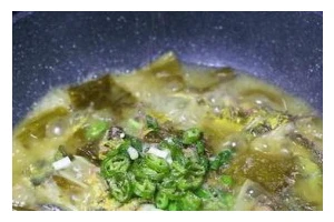 蒜蓉蒸黄骨鱼的做法（美味健康的家常菜，新手也能轻松做到）