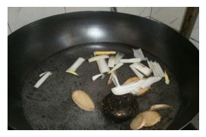 盐水鸡小黄瓜的家常做法（健康营养又美味的清淡菜）
