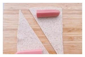 手把手教你制作香肠起酥卷（美食达人必备，香肠与酥皮的完美结合）