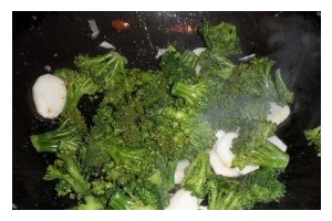 健康美食（以西兰花和山药打造的健康炒菜，丰富营养，口感极佳）