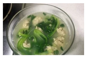 小白菜汆丸子汤的做法（健康美味的家常菜）