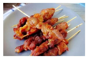 教你制作美味可口的腌肉串（家庭自制腌肉串，让你吃出幸福感）